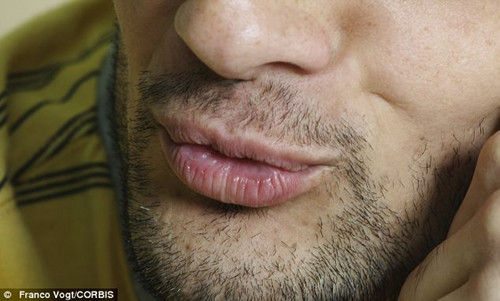 好色劫匪搶劫珠寶后親吻老板娘，留下的口水DNA成為了落網(wǎng)證據(jù)。