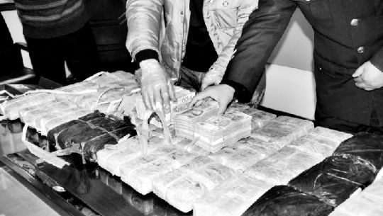 警方收繳的毒品和毒資。警方供圖