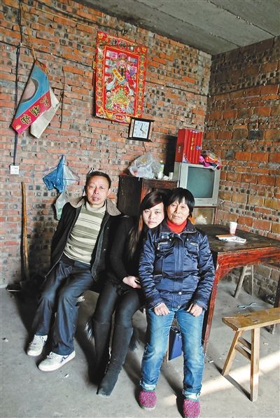 超生女謝先梅(中)、養(yǎng)父謝運(yùn)才（左）、謝運(yùn)才的嫂子唐富秀