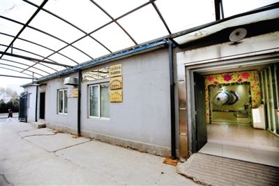 2月25日，北京石景山醫(yī)院，太平間旁的一間辦公室外掛有“八寶山殯儀館石景山醫(yī)院服務(wù)站”的牌子。本版攝影/新京報(bào)記者 王叔坤