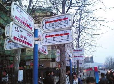 3月16日，江蘇省南京市，眾多乘客在“火車站廣場東”站臺候車。圖/東方IC