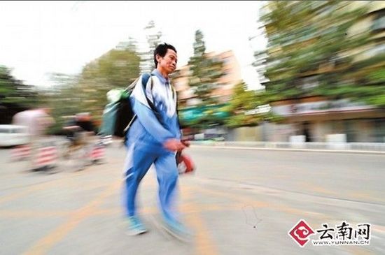 　“我是第四次來(lái)昆明了。”