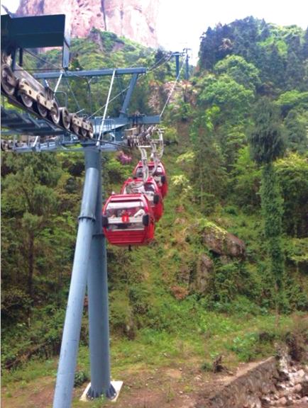 當(dāng)時還有3個轎廂懸在半空中。溫先生供圖