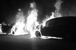 大火吞噬了路邊的車(chē) 通訊員供圖