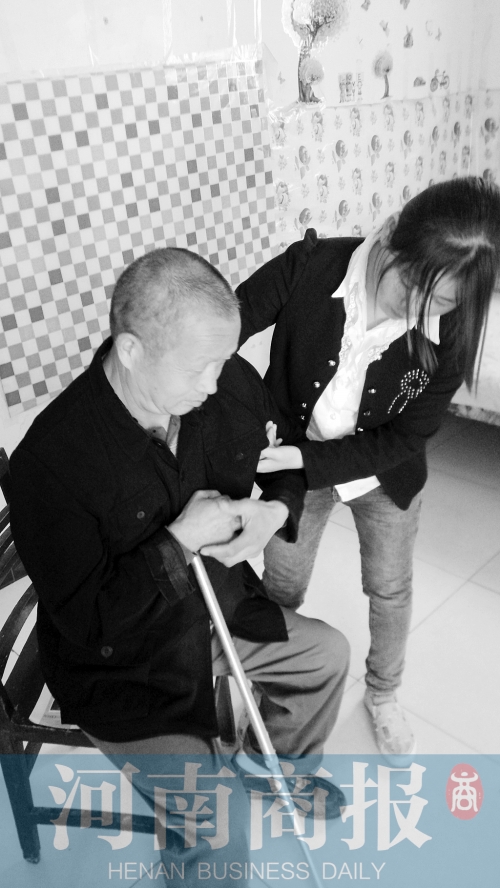 為了方便照顧爸爸，曾現(xiàn)春在學(xué)校旁邊租了一間房子