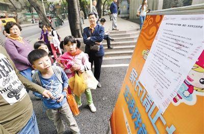 昨日，中華路小學(xué)貼出告示，提醒家長(zhǎng)不要相信傳言。