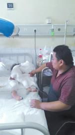 伏登順與女兒在一起。