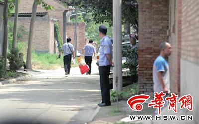 昨日，西安市閻良區(qū)譚家村，警方在事發(fā)的孫某家里勘查現(xiàn)場后，將提取的物證帶走 記者 黃利健 攝