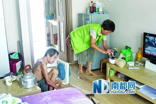 居民徐阿姨去看望何譚送老人，并送去熱湯