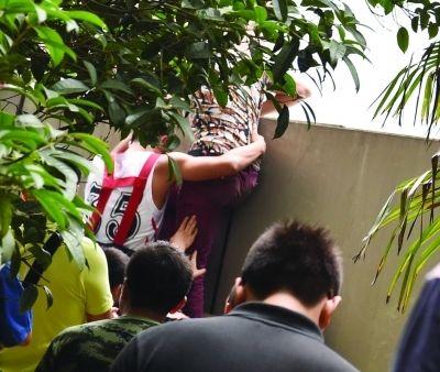 2小時(shí)后，該包工頭終于被抱下來了。