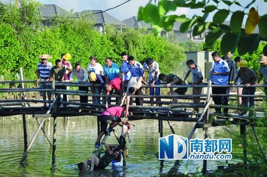 救援人員合力打撈起落水女孩，后經醫(yī)護人員確認已經死亡。受訪者供圖