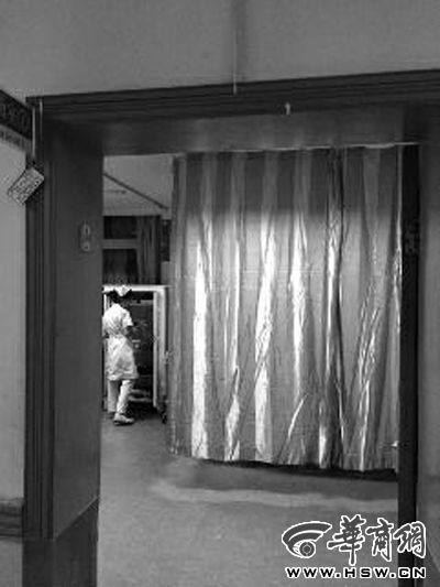 昨晚9時(shí)許，急診室簾后，6歲的小女孩靜靜地躺著 記者 卿榮波 攝