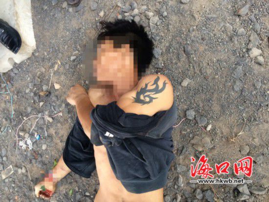 死亡的男子，左手手臂上有紋身