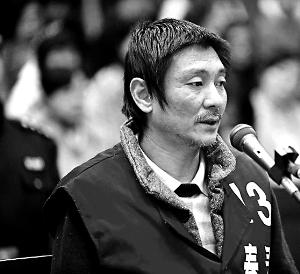 庭審時(shí)，鄭東稱(chēng)自己想隨女兒一起去，請(qǐng)求法院判他死刑立即執(zhí)行