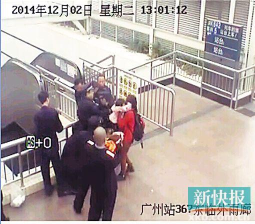 民警果斷將孩子救下,并控制跳樓男子。 通訊員圖(視頻截圖)