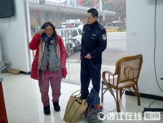 1月30日，衢州高速交警發(fā)現(xiàn)了徒步走在高速楓嶺關卡口的汪女士