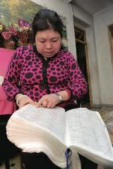 背單詞，是很多學生學習英語時最頭疼的事兒，而西安51歲大學英語老師李艷芝在兩年內(nèi)背完《英漢大詞典》22萬個英語詞匯，學生稱贊其為一本活的《英漢大詞典》；兒子自小患有自閉癥，生活不能自理，20年前又與丈夫離婚，面對生活的不幸，她秉承“你必須一直向前”的信念。