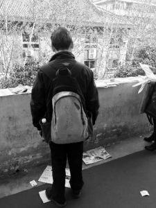 “娃在湖南上大學(xué)，馬上就要畢業(yè)了，所以我經(jīng)常在網(wǎng)上瀏覽咸陽(yáng)、西安的招聘信息，想讓他畢業(yè)后留在我和他媽身邊……”3月14日，秦都區(qū)人才交流中心在區(qū)政府二樓舉辦招聘會(huì)，一名50多歲的“求職者”吸引了不少人的目光。據(jù)悉，此次招聘會(huì)共有市內(nèi)外112家企業(yè)參加，提供就業(yè)崗位3200個(gè)。