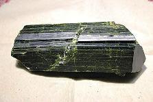 近日，商南縣奇石愛好者潘某在青山鎮(zhèn)鐵礦開采區(qū)發(fā)現(xiàn)一塊疑似綠簾石，有待相關(guān)專家和權(quán)威機(jī)構(gòu)認(rèn)定。