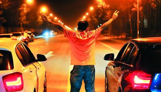 2013年8月25日凌晨，北京，在東壩大街路口進(jìn)行的一場飆車。