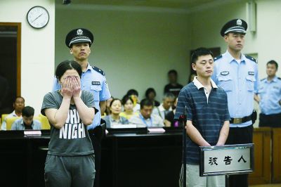 聽(tīng)到判決，賈某（左）哭了起來(lái)。一直到被帶離法庭，夫妻倆沒(méi)說(shuō)一句話