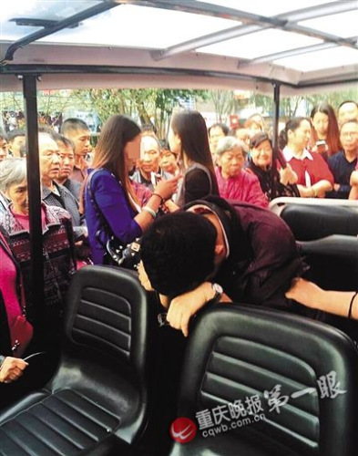 偷拍男子（前）照片來源于網(wǎng)絡(luò)，請(qǐng)作者與重慶晚報(bào)聯(lián)系