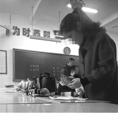 湖南一中學(xué)家長接通知交上千元慰問補(bǔ)課老師