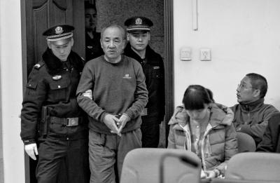 老漢不滿離婚判決公交上縱火 稱(chēng)去法院太費(fèi)勁