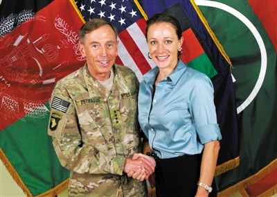 北約公布的一張彼得雷烏斯和布羅德韋爾握手的照片。