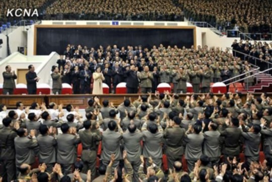 朝中社報(bào)道，朝鮮最高領(lǐng)導(dǎo)人金正恩10月29日攜夫人李雪主出席并觀看了紀(jì)念金日成軍事綜合大學(xué)建校60周年牡丹峰樂團(tuán)演出。圖片來源：朝中社
