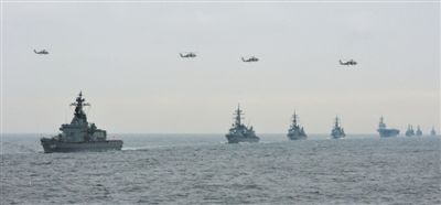2012年10月14日，日本海上自衛(wèi)隊舉行閱艦式。2013年，日本自衛(wèi)隊時隔11年首增防衛(wèi)預算。資料圖片
