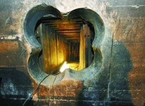 隧道頂端及四周用板材固定。 人民網(wǎng)照片