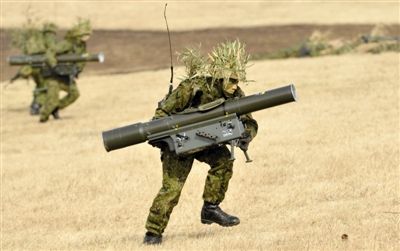 “作戰(zhàn)” 1月13日，日本自衛(wèi)隊一隊員在新年軍演中手持武器，發(fā)動進攻。媒體尚未公布1月22日的美日聯(lián)合軍演圖片。