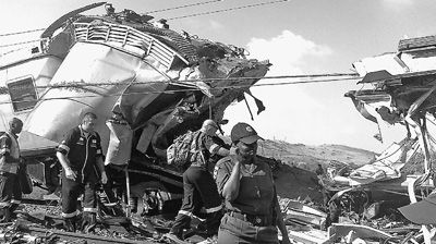 圖為救援人員在火車相撞事故現(xiàn)場忙碌。新華社發(fā)