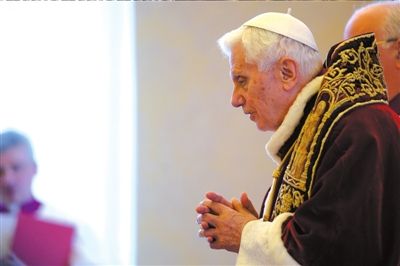 ?11日，本篤十六世出席主教會(huì)議，宣布將于本月28日退位。圖/CFP