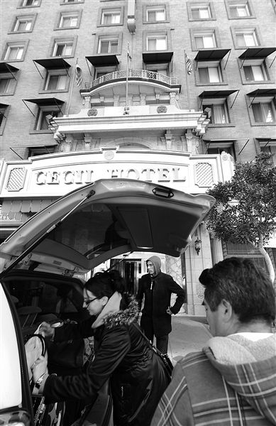 20日，美國洛杉磯，塞西爾酒店房客薩拜娜乘出租車離開酒店。由于擔心水質受到污染，目前已有27戶房客離開塞西爾酒店。