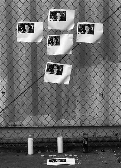 21日，美國洛杉磯，華裔女孩藍(lán)可兒遇害案件曝光后，一些人在塞西爾酒店附近擺放藍(lán)可兒的照片和蠟燭，紀(jì)念藍(lán)可兒。