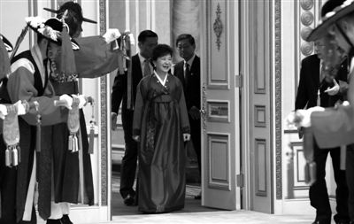 2月25日，韓國首爾，韓國首位女總統(tǒng)樸槿惠身著傳統(tǒng)韓服出席晚宴。