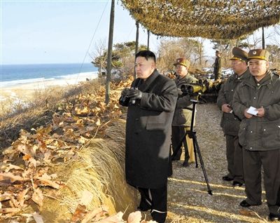 25日，朝鮮最高領(lǐng)導(dǎo)人金正恩指導(dǎo)朝鮮軍隊(duì)進(jìn)行登陸及反登陸訓(xùn)練。
