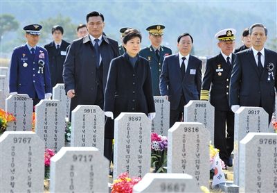 26日，韓國總統(tǒng)樸槿惠參加“天安”艦事件3周年紀(jì)念活動，悼念在事件中身亡的韓國士兵。