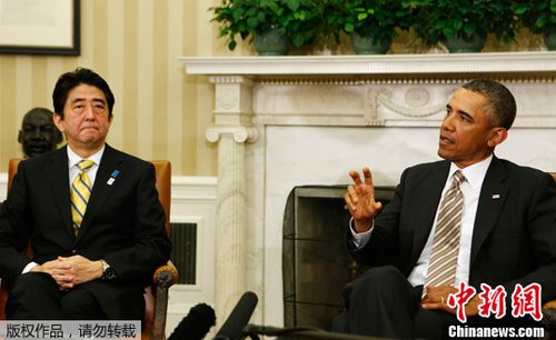 　正在美國訪問的日本首相安倍晉三2月22日在白宮與奧巴馬進行首次會晤。