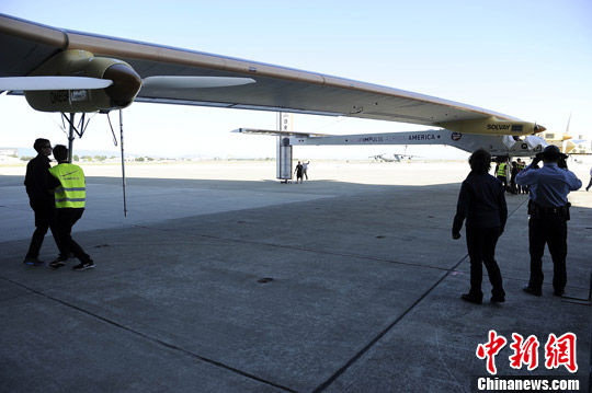 世界首架可晝夜飛行太陽能飛機(jī)與美國民眾見面