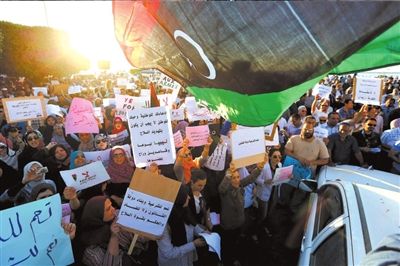 10日，利比亞首都的黎波里，當(dāng)?shù)厥忻裨诶葋喭饨徊客馐就棺h“政治隔離法”。圖/東方IC