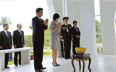 25日，緬甸仰光，安倍偕妻子參拜“二戰(zhàn)陣亡日軍墓”。圖/CFP