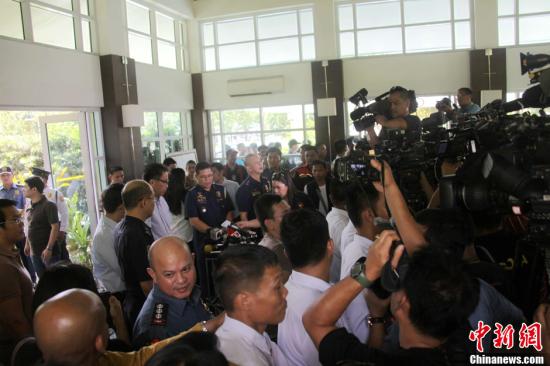 　　6月1日，菲律賓內(nèi)政部長羅哈斯在菲國家警察部隊司令普里斯馬等人陪同下召開記者會，介紹環(huán)球城公寓樓