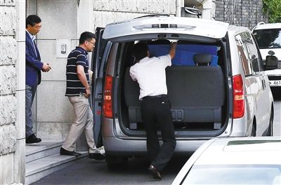 16日,為追征前總統(tǒng)全斗煥的非法資金,韓國檢察廳搜查其住宅和家族企業(yè)。