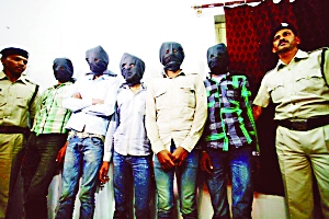 印度一個(gè)特別法庭20日宣布，判處卷入瑞士女游客遭輪奸案的6名男子終身監(jiān)禁。檢方對(duì)判決結(jié)果感到滿(mǎn)意，但表示不排除被告上訴可能。