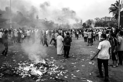 7月27日，在埃及首都開羅，穆爾西支持者同防暴警察發(fā)生沖突。新華社發(fā)