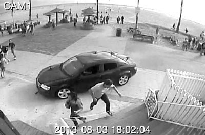 監(jiān)控錄像截屏圖：3日，美國洛杉磯市，一輛汽車沖進(jìn)威尼斯海灘棧道上的人群。圖/東方IC