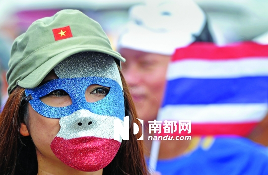 4日，一名泰國反政府人士頭戴面具在首都曼谷參加集會(huì)。